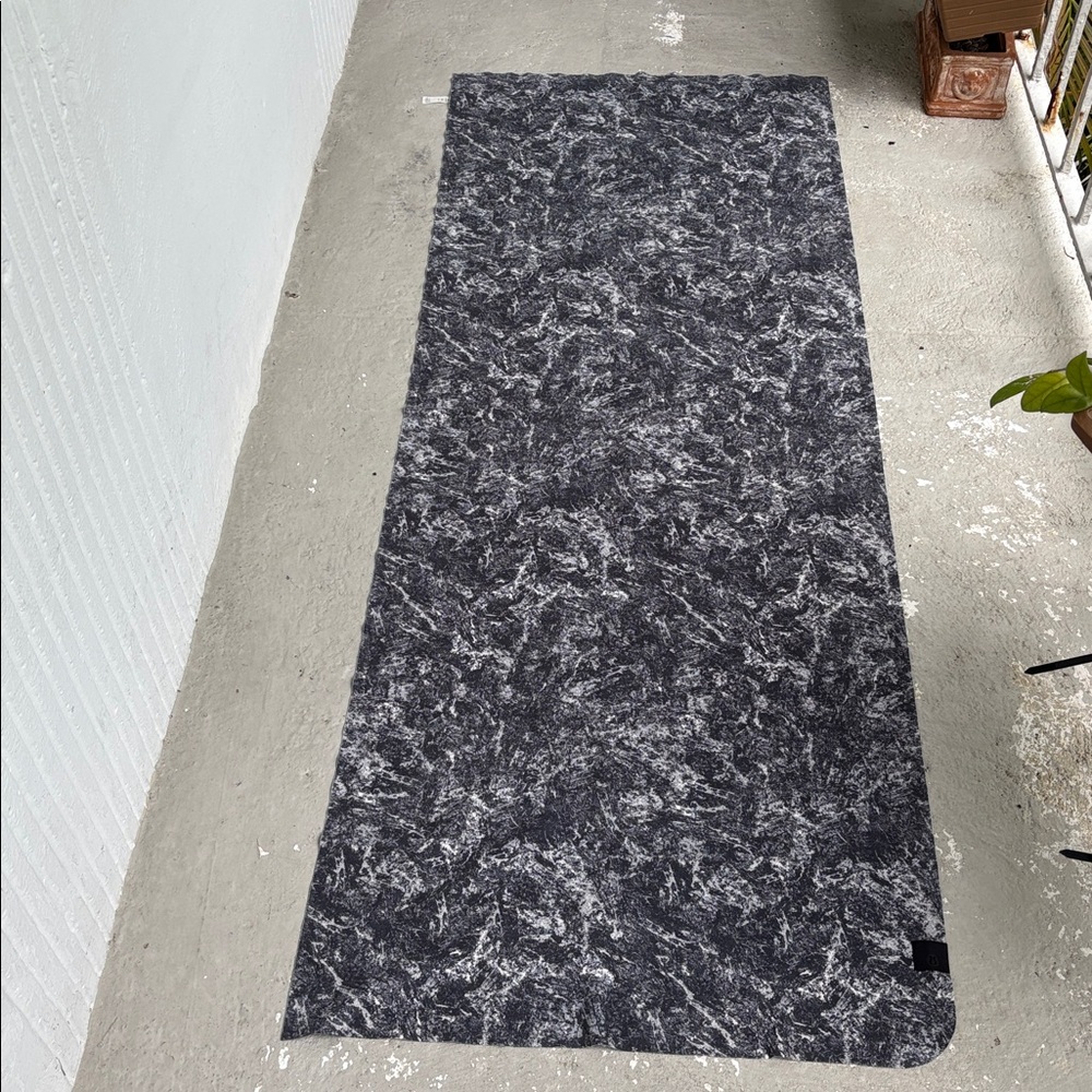 Lululemon nonslip yoga mat cover